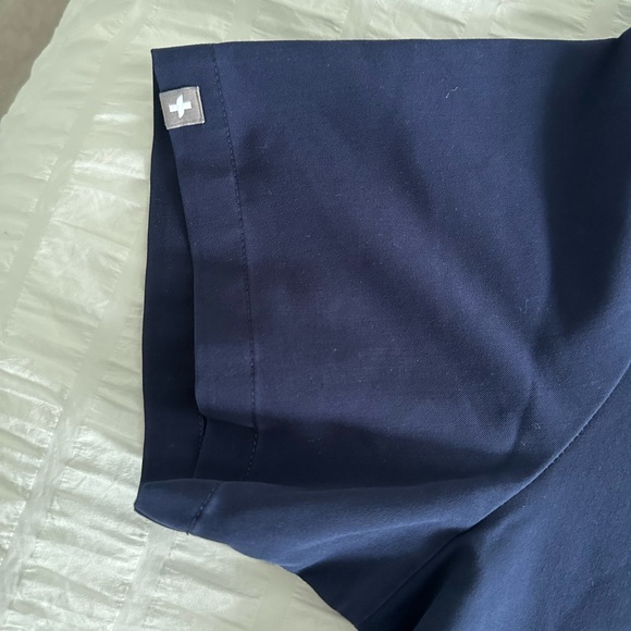 FIGS Leon Three-Pocket Scrub Top™ - Picture 3 of 4